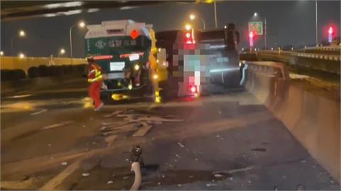 國一台南仁德路段車禍　聯結車擦撞油罐車「油料狂漏」