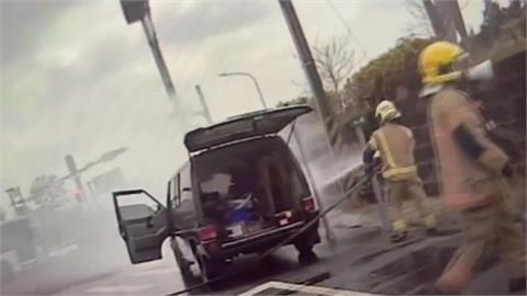 廂型車開到一半燒起來　警「充當消防員」救火