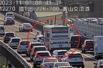 快新聞／用路人注意！國1貨車、小客車4車追撞　車流回堵時速僅剩20多公里 