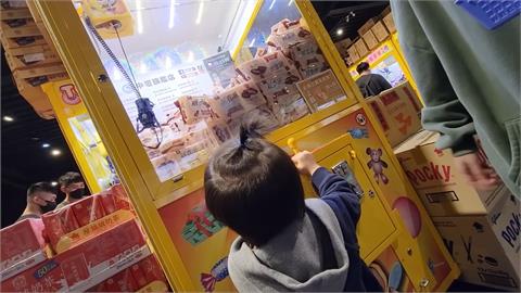 太狂了！3歲小孩挑戰1千元零食夾娃娃　「親手抓滿一整車」驚呆父母