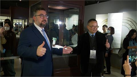「翠玉白菜」順利返家　台捷兩國館長復刻世紀擁抱