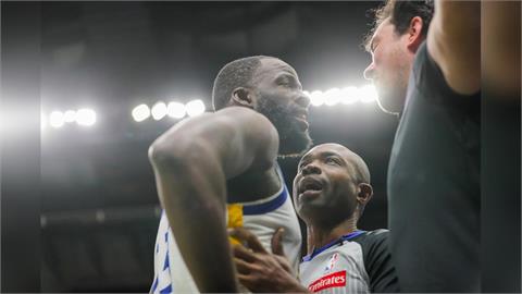 NBA(影)/爆氣怒噴場邊球迷!勇士明星前鋒「嘴綠」還原衝突始末