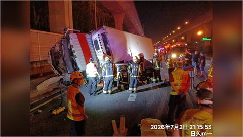 快新聞／國1北上桃園段連環撞！大貨車側翻壓爛小客車　駕駛一度受困