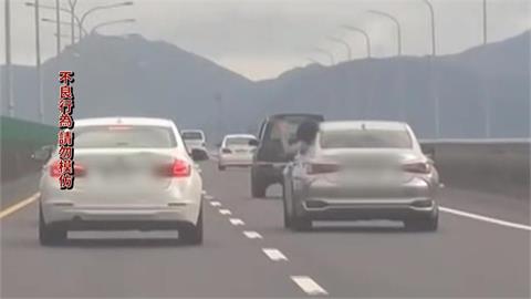 國道五上演Switch「瑪利歐賽車」？　2車互丟水球還比倒讚！