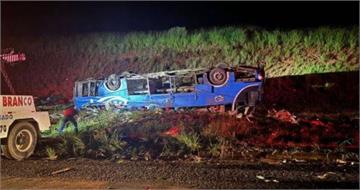 巴西傳嚴重車禍事故！小巴疑爆胎翻覆「6人慘死」　46人受傷送醫