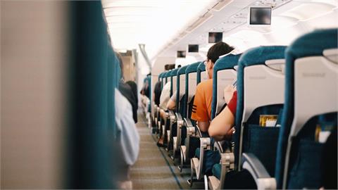 半中風立委搭機竟「要求空姐拿杯接尿」！機長1招秒反制…他急改口：不用了