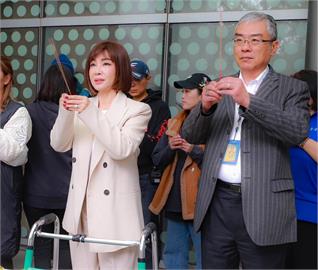 《美鳳有約》開工錄影被「黑貓先生」安慰到！摔傷修復「被推出去曬太陽」