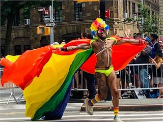 妮妃雅現身全球規模最大的LGBTQ+盛會　紐約同志遊行湧入數千人