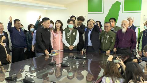堅偉對決！挑戰同黨何志偉　王世堅登記參選士林大同立委