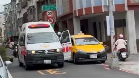 高雄救護車執勤竟被逼讓道！小黃司機「狂按喇叭、辱罵」過程全被拍網炸鍋