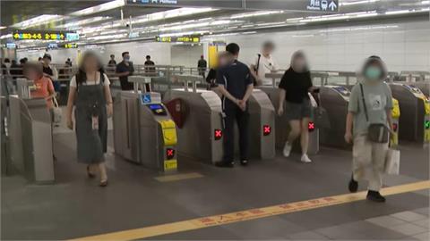 捷運站內「禁止飲食卻有小吃攤」引熱議！他神回「1句話」全場笑瘋：沒法反駁