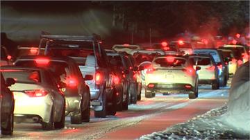 暴風雪阻交通 加州公路阻塞如停車場