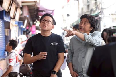 《黑白大廚》愛德華李無預警來台　現身北市吃台式早餐街「這道他狂嗑」