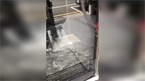 水管脫落！火鍋店慘淹成水樂園　業者自嘲：遇水則發