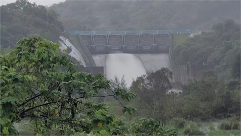 「卡努」環流挟雨灌台　綠島出現大浪封島3天