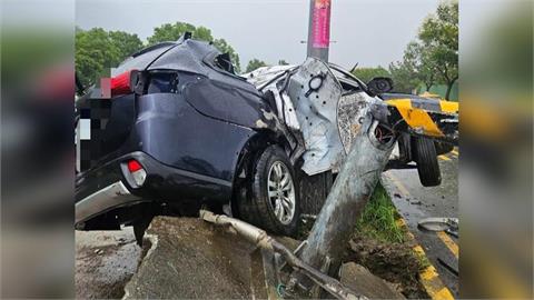 快新聞／疑天雨路滑！花蓮警車自撞分隔島燈桿　釀2警傷、1詐欺犯身亡