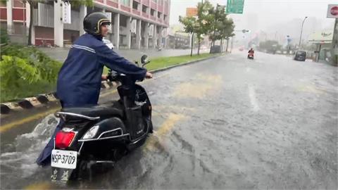 台南永康淹水變河道！　騎車如水上摩托車　生意泡湯牛肉湯店無奈