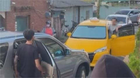 又見黑羊白羊! 高雄兩車僵持不讓"小巷塞爆"