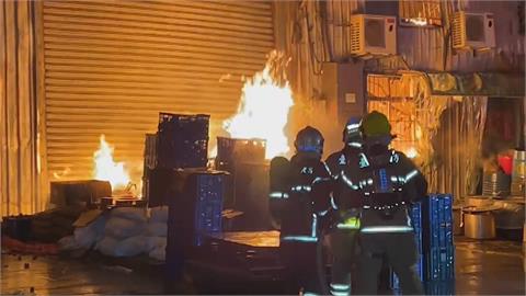 台南4連棟鐵皮屋凌晨大火 無人受困、受傷