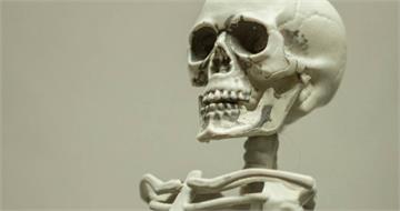 美國驚悚盜墓案！　男子闖墳墓「偷百具遺體」藏家中