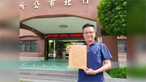快新聞／被民眾黨嗆爆不忍了！吳旭智「堅持參選」火大開槓小草　衝突現場曝光