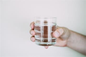 十大傷腎喝水行為曝光! 醫師提最常見第一名:容易三高、痛風、結石