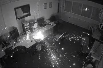 關機充電整晚 筆電爆炸噴火燒毀辦公室