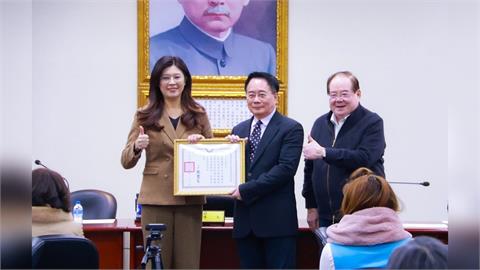 快新聞/稱帶勳入獄!蔡正元即將服刑 鄭麗文親頒獎章喊:永遠堅持對的事