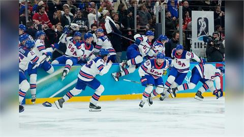 冬奧(影)／「冰上奇蹟」再現！美國男子冰球隊46年後再度奪金！暖心舉動讓人落淚