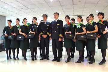 「碧璽綠」配絲巾！長榮第三代制服上線