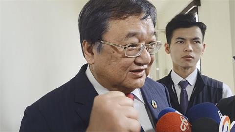 快新聞／確定卸任衛福部長　邱泰源現身握拳喊：工作忙碌還沒打包