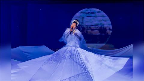 《超級冰冰Show》演藝圈媽祖婆顯應戰顯「神蹟」!白冰冰拖曳長裙千變萬化高空演唱