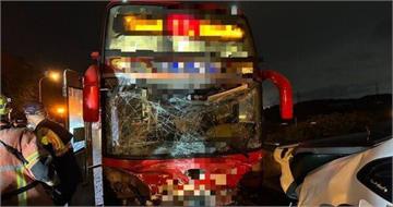 國道驚悚連環撞！BMW女駕駛下車查看　遭客運再撞捲車底慘死