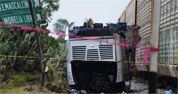 墨西哥雙層巴士遭火車猛撞10人死亡　駭人畫面曝光