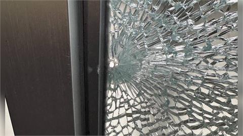 屏東潮州便利商店遭開槍　玻璃裂成「蜘蛛網狀」嫌犯在逃