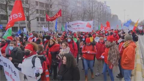 強制打疫苗引反彈　比利時4千醫護上街示威