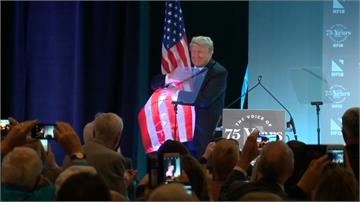 川普到底多愛國？看他熊抱美國國旗就知道