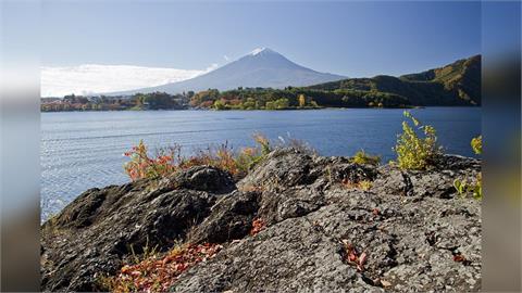 河口湖又出事! 中國網紅留守岩「噴除草劑」遭炎上