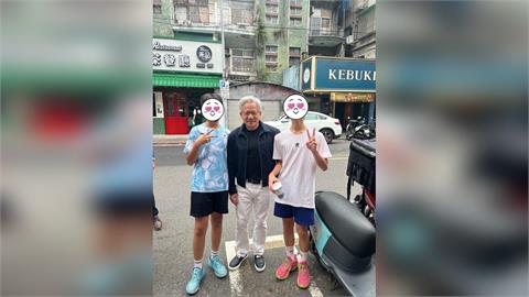 快新聞／黃仁勳快閃台灣2小時！現身大安區買包子、粽子　民眾嗨合照