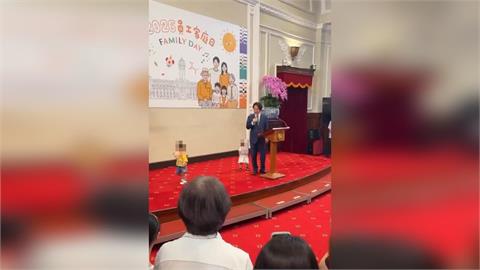 快新聞／逗趣插曲！賴清德致詞「幼童跑上台」　笑稱：卸任再交棒給你
