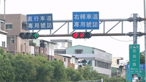 高雄「恐怖陸橋」3年13撞　轎車違規右轉害騎士斷腿