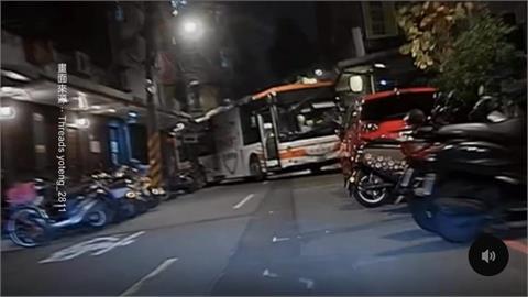 公車怎會停在巷弄！　　公車開錯路過彎卡巷道