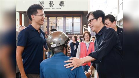 快新聞／出席小港區重陽敬老聯歡會　陳其邁與長輩互動同樂