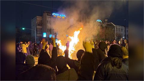 快新聞／伊朗示威血腥鎮壓！官方封鎖網路、通訊稱2000死　外媒估恐達2萬