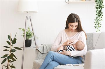 寶寶便秘是因母乳造成？兒科醫提：母乳對寶寶的4大迷思，遇到哺乳撞牆期「這樣解」