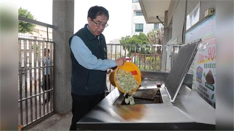 快新聞／打臉蔣萬安！黃偉哲親示範「忙營養午餐態度」：不能犧牲品質