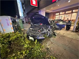 影像曝光！轎車自撞燈桿 車頭半毀差點撞進摩斯漢堡