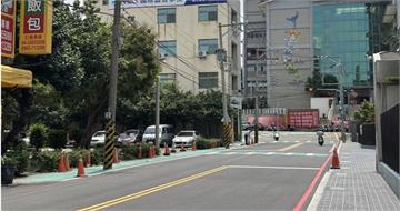 人行道忽高忽低易跌倒　外國網紅來台驚呼：我沒辦法在這活下來