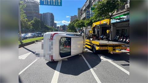 快新聞／內湖車禍！小客車自撞路緣向右側翻　70歲女駕駛脫困送醫