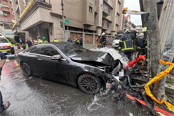 逆向衝撞消防栓　54歲駕駛涉藏毒品依托咪脂煙彈